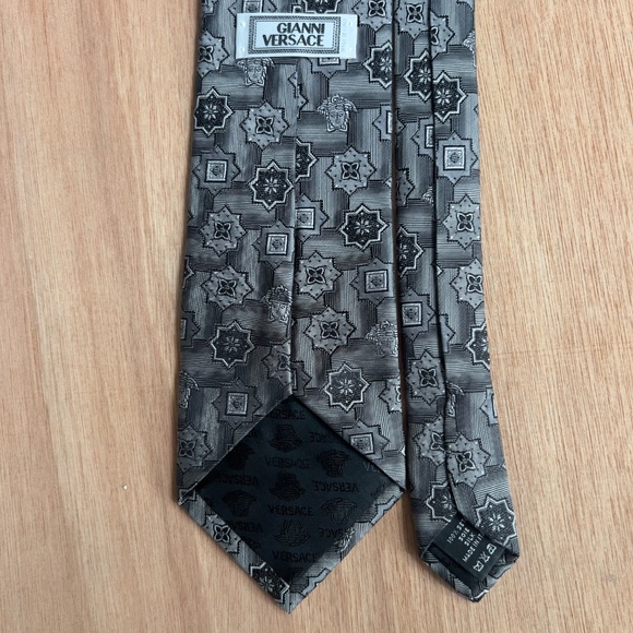 GIANNI VERSACE 100% silk tie silver grey Medusa geometric print Made in Italy - Picture 4 of 7